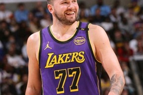 东契奇在日本队比赛中重返赛场，刷新纪录引发热议！气势如虹延续的简单介绍