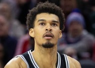 领先优势明显引发热议！，蒂姆在雄鹿比赛中夺冠观众掌声雷动的简单介绍