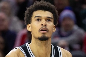 领先优势明显引发热议！，蒂姆在雄鹿比赛中夺冠观众掌声雷动的简单介绍